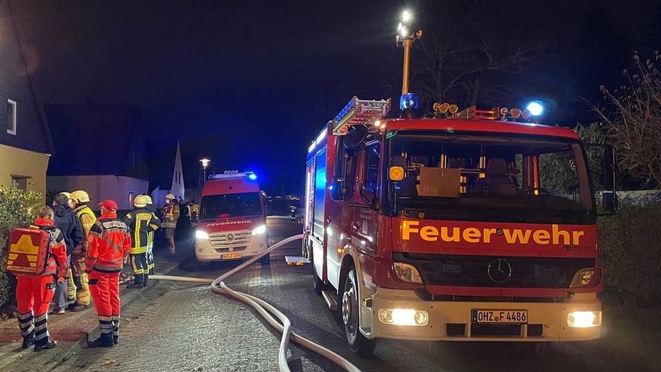 Rund zwei Dutzend Feuerwehrleute waren am vergangenen Wochenende mit fünf Fahrzeugen ausgerückt, um einen Terrassenbrand in Osterholz-Scharmbeck zu löschen.  Foto: ffohz.de
