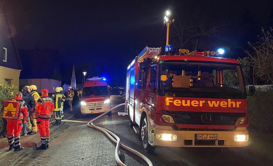 Rund zwei Dutzend Feuerwehrleute waren am vergangenen Wochenende mit fünf Fahrzeugen ausgerückt, um einen Terrassenbrand in Osterholz-Scharmbeck zu löschen. Foto: ffohz.de