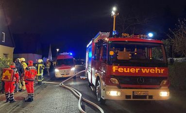 Rund zwei Dutzend Feuerwehrleute waren am vergangenen Wochenende mit fünf Fahrzeugen ausgerückt, um einen Terrassenbrand in Osterholz-Scharmbeck zu löschen.  Foto: ffohz.de
