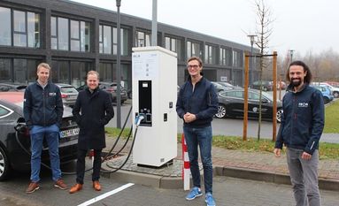 Einweihung mit Bürgermeister Kristian Tangermann: Vor dem Bürogebäude der john becker gruppe in Lilienthal gibt es seit Kurzem eine öffentliche Ladesäule für Elektroautos. Foto: eb