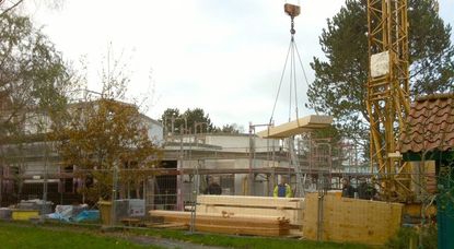 Auf dem Johannishag entsteht derzeit ein Neubau für inklusives Wohnen, der im kommenden Sommer bezogen werden soll. Das Richtfest wurde wegen der Corona-Pandemie nur intern gefeiert.   Foto: Stiftung Leben und Arbeiten