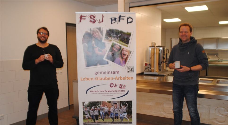 Diakon Christian Meyer (li.) und Pastor Marco Müller freuen sich über die neuen Räumlichkeiten in der FuB in Oese.  Fotos: dcl