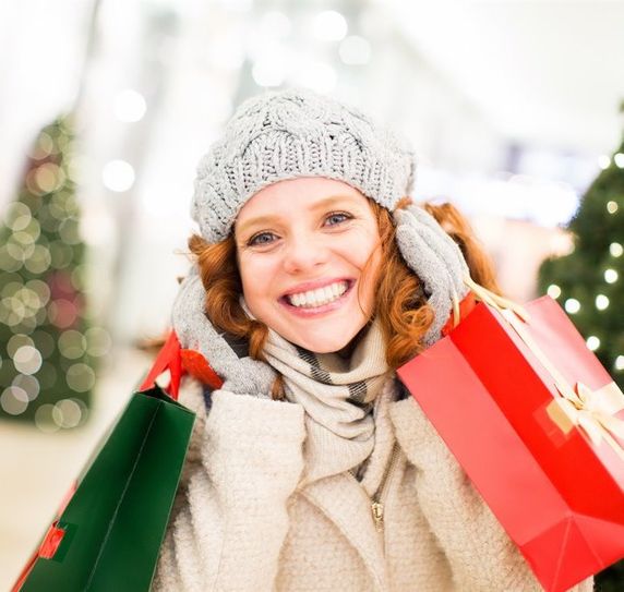 Mit Tüten in der Hand macht der Einkauf viel mehr Spaß als mit Artikeln im virtuellen Warenkorb, die am Ende womöglich gar nicht halten, was sie versprechen.Foto: Adobe Stock /drubig-photo