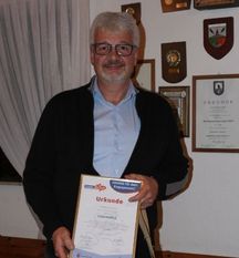 Beim Schützenverein Huxfeld durfte sich Schießsportleiter Thomas Horstmann im Rahmen der Aktion „Ehrenamt überrascht“ über eine Anerkennung seiner Arbeit für den Sport freuen.  Foto: eb