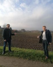 Stefan Imbusch (li.) und Dirk-Frederik Stelling sprechen sich klar für die Bebauung des Vörder Feldes II aus. Foto: eb