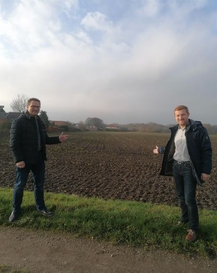 Stefan Imbusch (li.) und Dirk-Frederik Stelling sprechen sich klar für die Bebauung des Vörder Feldes II aus.  Foto: eb
