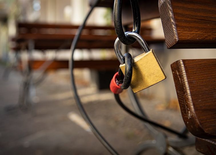 Wegen Corona geschlossen: Die Gastronomie zählt zu den am stärksten von der Pandemie betroffenen Branchen. Um die finanziellen Nöte der Beschäftigten zu lindern, fordert die Gewerkschaft NGG Soforthilfen im Dezember.  Foto: NGG