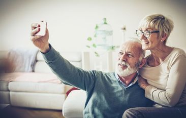 Das Smartphone kann sich in schwierigen Zeiten als eine Lösung gegen die Einsamkeit entpuppen.
Foto: djd/emporia Telecom/Shutterstock/Mladen Zivkovic