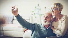 Das Smartphone kann sich in schwierigen Zeiten als eine Lösung gegen die Einsamkeit entpuppen.
 Foto: djd/emporia Telecom/Shutterstock/Mladen Zivkovic