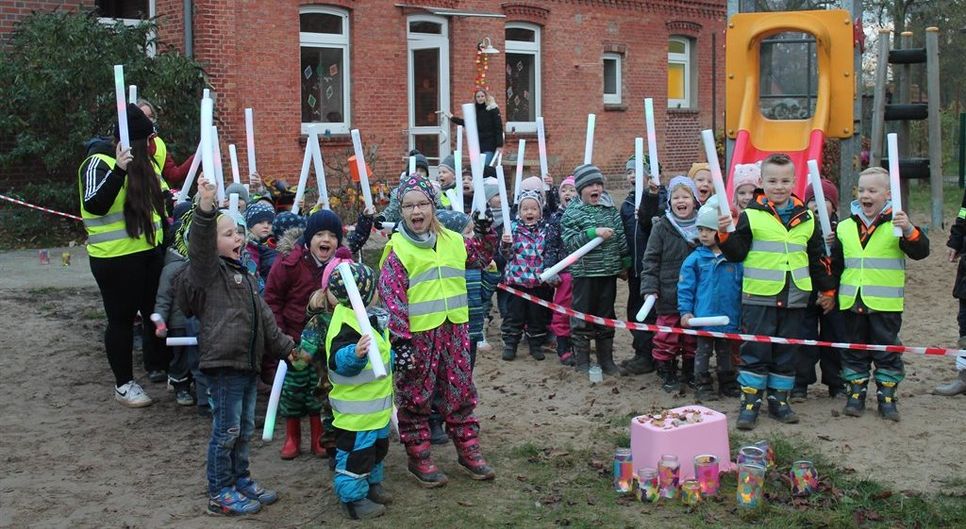 Die Kinder der Kita Sprungschanze in Karlshöfen erlebten ein tolles Lichterfest mit ihren neuen Freunden, den Glühwürmchen „Karl“ und „Glühmi“. Foto: eb