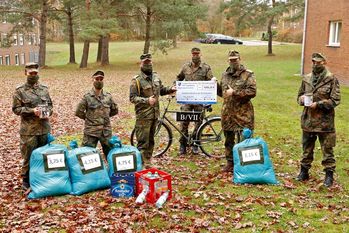 Leergut für den guten Zweck: Die Logistikschule der Bundeswehr spendet in diesem Jahr 3144 Euro an das Soldatenhilfswerk. Foto: Petra Reiter