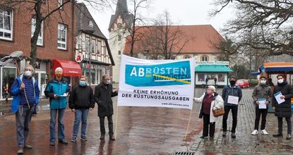 Eine kleine Protestgruppe der Linken trug auf dem Marktplatz in Osterholz-Scharmbeck ihre Kritik an den geplanten Rüstungsausgaben im kommenden Jahr vor.