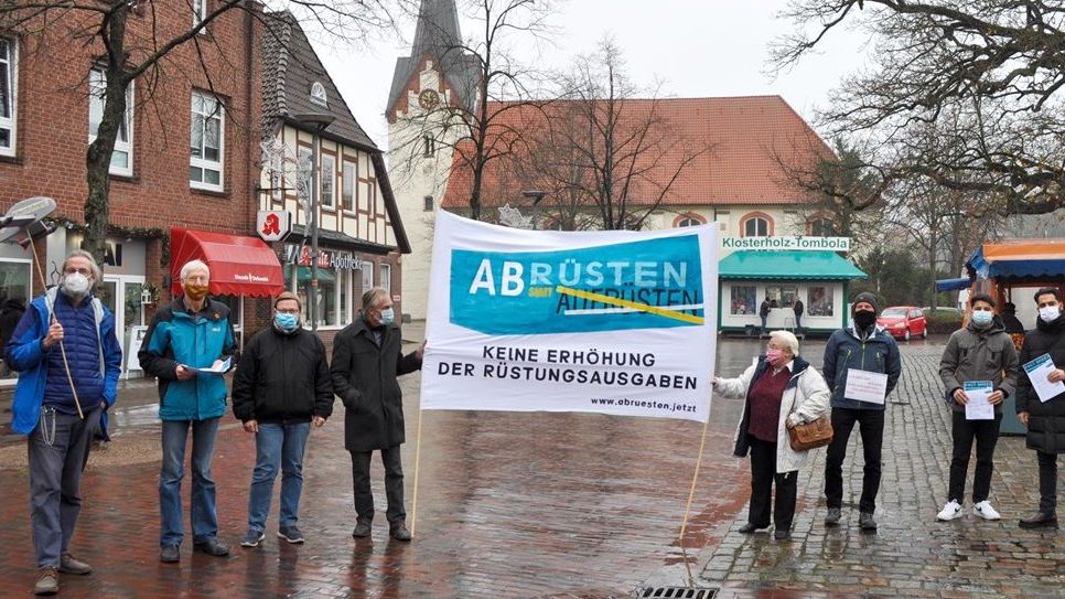 Eine kleine Protestgruppe der Linken trug auf dem Marktplatz in Osterholz-Scharmbeck ihre Kritik an den geplanten Rüstungsausgaben im kommenden Jahr vor.