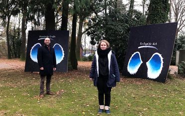 Pastor Florian von Issendorff (links) und Mareike Werth vor den Selfi-Wänden in Gnarrenburg. Foto: eb