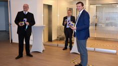 Marco Mohrmann (v. li.) ,Regionalbischof Hans Christian Brandy und Oliver Grundmann machten sich ein Bild vom Erweiterungsbau der Freizeit- und Begegnungsstätte. Foto: rgp