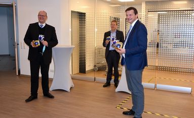 Marco Mohrmann (v. li.) ,Regionalbischof Hans Christian Brandy und Oliver Grundmann machten sich ein Bild vom Erweiterungsbau der Freizeit- und Begegnungsstätte. Foto: rgp