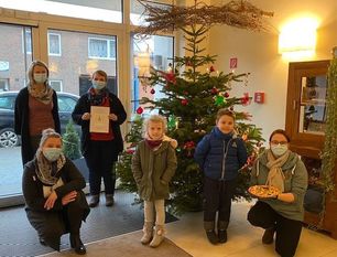 Die Kinder vom Evangelischen Kindergarten St. Liborius erfreuen mit selbst gebastelten Weihnachtsschmuck. Foto: eb