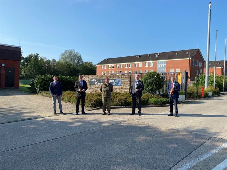 Besuch im September: Henning Otte (v.r.), Marco Prietz, Oberst Thomas Geßner, Oliver Grundmann und Seedorfs Bürgermeister Harald Hauschild. Foto: eb