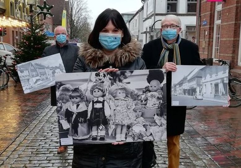 Citymanagerin Bärbel Hensel, Volksbank-Regionaldirektor Frank Wassermann (li.) und Heimatchronist Rainer Brandt laden ein zur Fotoausstellung in der Innenstadt. Foto: lst