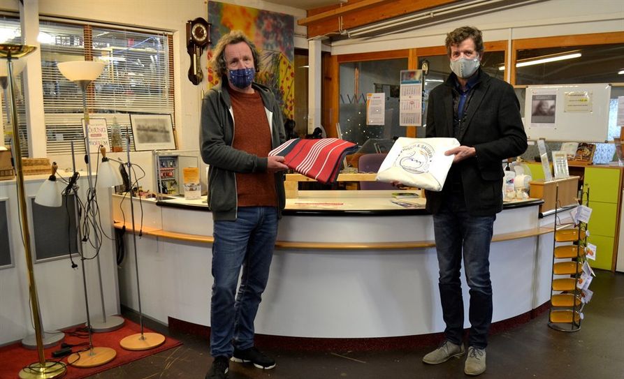 Bunt oder blütenweiß – Hauptsache sauber: Andreas von Glahn, Projektleitung bei der BBG (links), und Uwe Dauter, Werkstattleitung bei der Lebenshilfe, freuen sich vor der neuen Annahmestelle der Wäscherei über ihre Kooperation.  Foto: eb