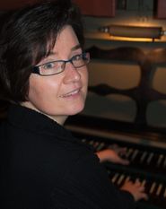 Wird mehrere Festgottesdienste an der Orgel begleiten: Kirchenkreiskantorin Caroline Schneider-Kuhn. Foto: Gert Glaser