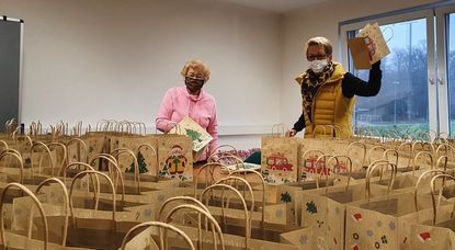 Karin Schock und Brunhilde Rühl ließen es sich nicht nehmen, eigenhändig 160 Weihnachtstüten - 130 für das Kreiskrankenhaus und 30 für das Gesundheitsamt - mit weihnachtlichen Köstlichkeiten zu befüllen. Foto: nek