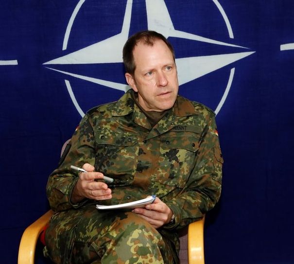 Brigadegeneral Boris Nannt berichtet über die Teilnahme der Logistikschule an der NATO-Übung „Steadfast Jupiter Jackal“.   Foto: Petra Reiter