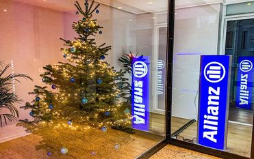 In der Allianz Hauptvertretung von Marcel Dommaschke steht seit einigen Tagen ein Wunschbaum. Bis zum 21. Dezember können die Wünsche noch erfüllt werden - natürlich nur unter Einhaltung der Hygiene- und Abstandsregeln. Foto: eb