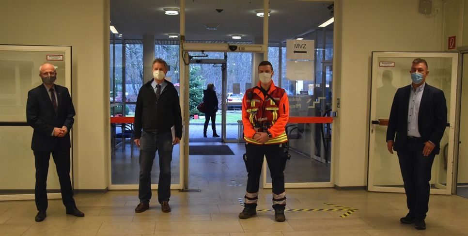 Hermann Luttmann (v.li.), Dr. Michael Bohlmann, Chris Knoblauch und Siegfried Ristau im Impfzentrum Zeven. Foto: eb