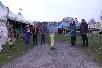 Von links: Bill, Richard und Thilo Thiel mit Katrin Förster und Markus Häveker. Foto: Förster