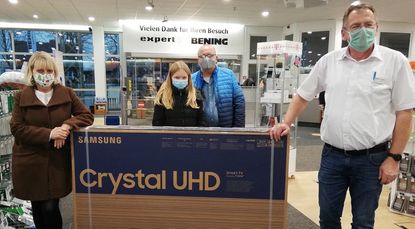 Yara Meyer (mit Vater Frank) nahm den Fernseher von ANZEIGER-Objektleiterin Birgit Wrissenberg und Bening-Marktleiter Jens König entgegen. Foto: lst