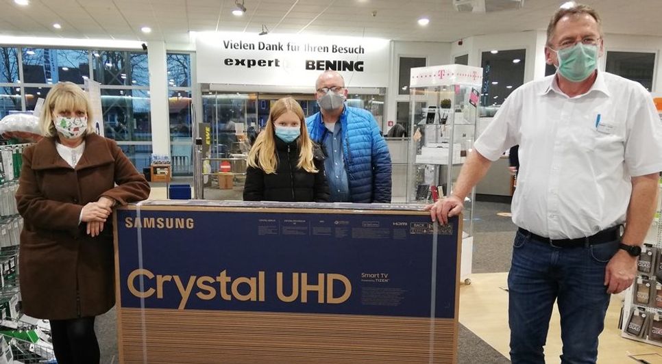 Yara Meyer (mit Vater Frank) nahm den Fernseher von ANZEIGER-Objektleiterin Birgit Wrissenberg und Bening-Marktleiter Jens König entgegen. Foto: lst