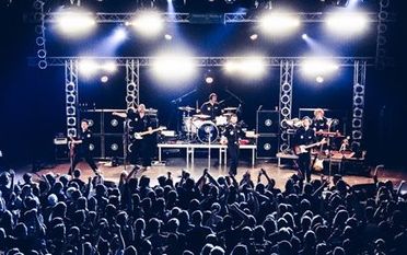 Burning Christmas digital: Am ersten Weihnachtstag zeigt die Band Afterburner einen Konzertmitschnitt aus dem Jahr 2015 auf ihrem Youtube-Kanal.  Foto: schroeder-art.de