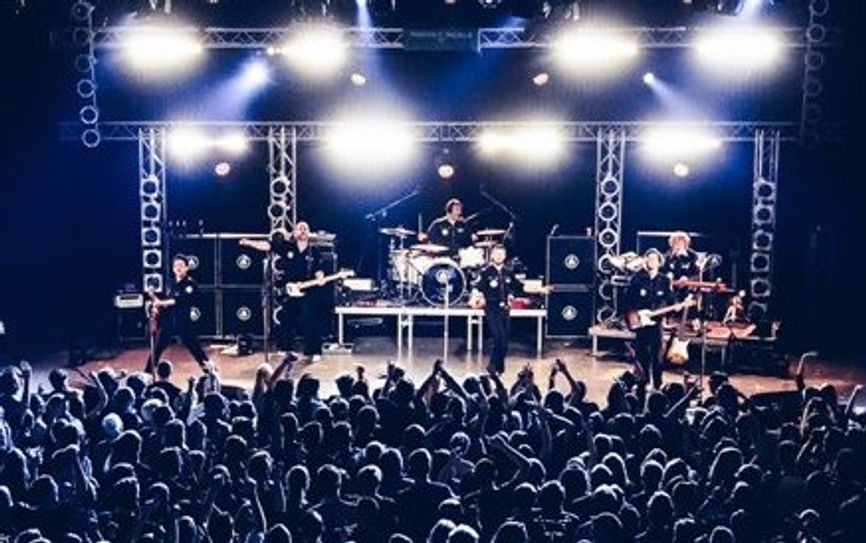 Burning Christmas digital: Am ersten Weihnachtstag zeigt die Band Afterburner einen Konzertmitschnitt aus dem Jahr 2015 auf ihrem Youtube-Kanal.  Foto: schroeder-art.de