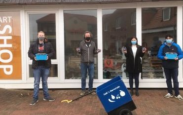 Andreas von Glahn (2. v. li.) nahm die Spende von Rieke Hilck-von Glahn und Schülern entgegen. Foto: eb