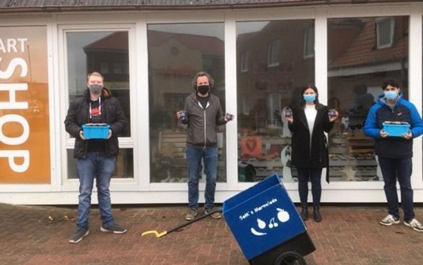 Andreas von Glahn (2. v. li.) nahm die Spende von Rieke Hilck-von Glahn und Schülern entgegen.  Foto: eb