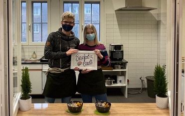 Oben: Nico Westerholt und Johanna Koblischke.
Unten: Erstaunlich viele Schnapsflasche in Wiesen gefunden.Fotos: eb