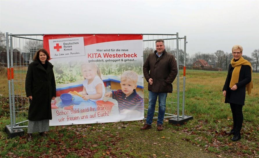 Im gesamten Landkreis Osterholz betreibt das Deutsche Rote Kreuz aktuell 14 Kindertageseinrichtungen. Bettina Preißner (links), Patrick Grotheer und Susanne Fedderwitz am Bauland einer weiteren. Foto:eb