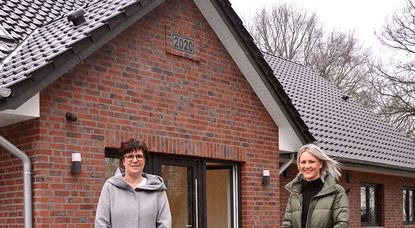 Britta Grohnert-Könke (li.) und Wendy Admiraal haben sich ihren Traum von der eigenen Tagespflegeeinrichtung erfüllt.  Fotos: rgp