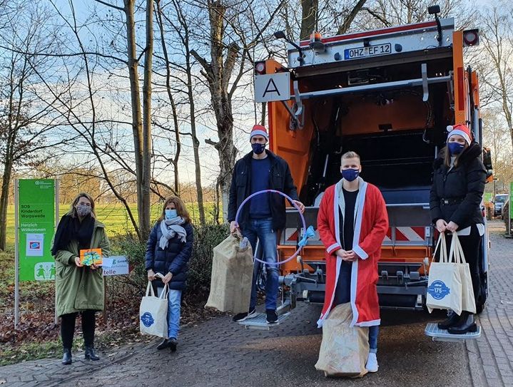 Sonja Oelfke und Stine Gürtler vom SOS Kinderdorf Worpswede freuen sich sehr über die unerwartete Spende der FAUN-Azubis Jakob Reinhardt, Mika Wohltmann und Selina Schmidt.                Foto: nek