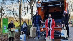 Sonja Oelfke und Stine Gürtler vom SOS Kinderdorf Worpswede freuen sich sehr über die unerwartete Spende der FAUN-Azubis Jakob Reinhardt, Mika Wohltmann und Selina Schmidt.                Foto: nek