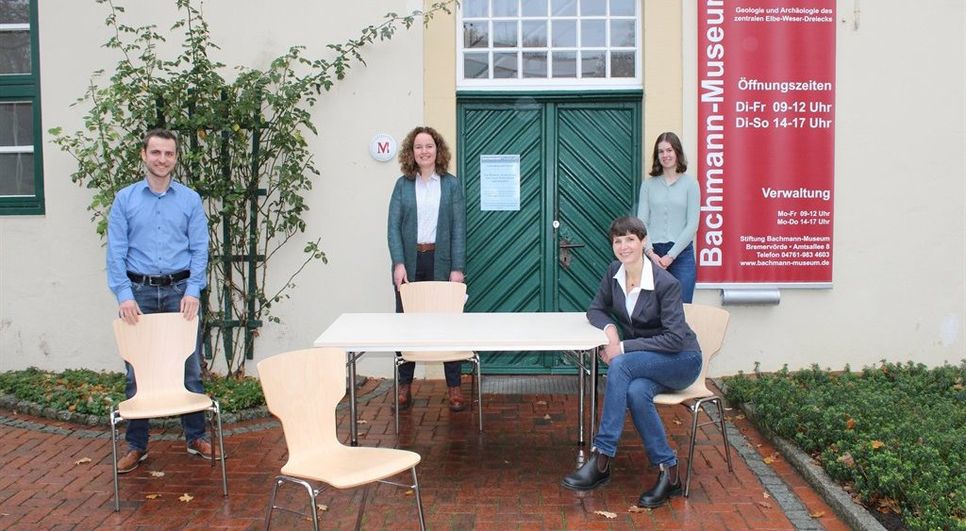 Freuen sich über das neue Mobiliar: Andreas Schley (Museumspädagogik), Ellen Horstrup (Museumsleiterin), Simone Gröschel (Verwaltung) und Viktoria Veitenhansl (FSJ Denkmalpflege).
 Foto: Bachmann-Museum Bremervörde