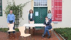Freuen sich über das neue Mobiliar: Andreas Schley (Museumspädagogik), Ellen Horstrup (Museumsleiterin), Simone Gröschel (Verwaltung) und Viktoria Veitenhansl (FSJ Denkmalpflege).
 Foto: Bachmann-Museum Bremervörde