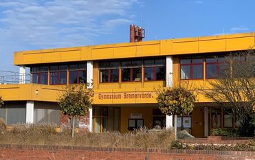 Das gelbe Gymnasium soll bald Geschichte sein. Über den Fortschrift der Bauarbeiten sollen Ehemalige über eine Webcam informiert werden.  Foto: Gymnasium Bremervörde