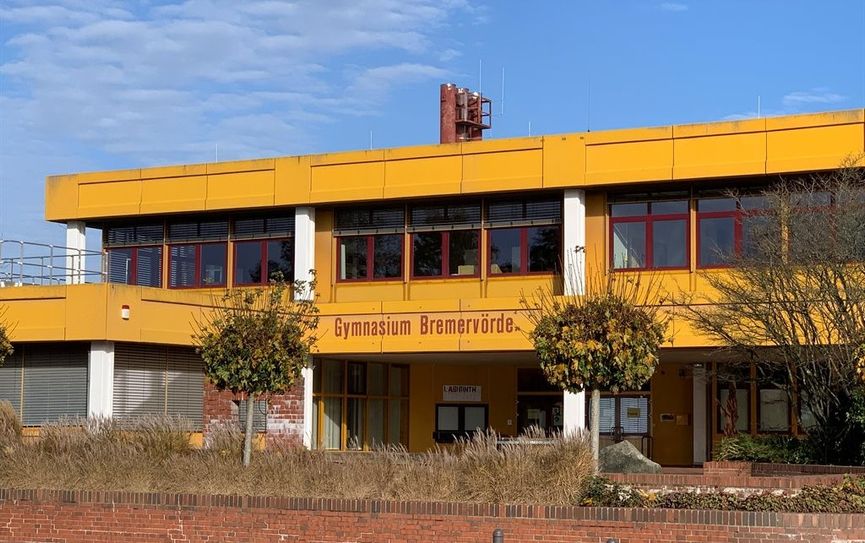 Das gelbe Gymnasium soll bald Geschichte sein. Über den Fortschrift der Bauarbeiten sollen Ehemalige über eine Webcam informiert werden.  Foto: Gymnasium Bremervörde