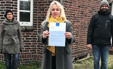 Sozialarbeiterin Sabine Schneider (links), Bianka Grieschow-Pülsch und Pastor Stephan Dreytza halten die Förderung von der IKEA-Stiftung in den Händen. Foto: Hasti Parsigohar-Dreytza