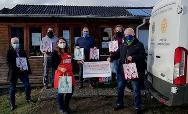 Daniela Oeck (3. v.l.) nahm den Scheck von Jürgen Wiegand (r.) in Empfang. Weiterhin bei der Übergabe dabei (v.l.): Stefan Prüß, Jannis von Glahn, Marcel van der Pütten, Andreas von Glahn. Foto: eb