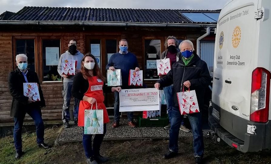 Daniela Oeck (3. v.l.) nahm den Scheck von Jürgen Wiegand (r.) in Empfang. Weiterhin bei der Übergabe dabei (v.l.): Stefan Prüß, Jannis von Glahn, Marcel van der Pütten, Andreas von Glahn. Foto: eb