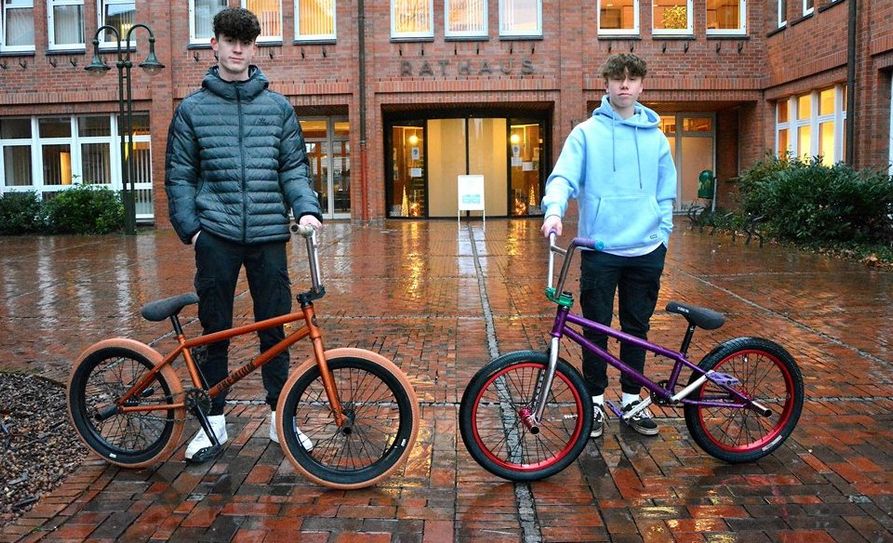 Wollen wissen, wann endlich eine Skateranalge in der Stadt realisiert wird: Keno Huland (li.) und Jannes Wittig.  Foto: rgp