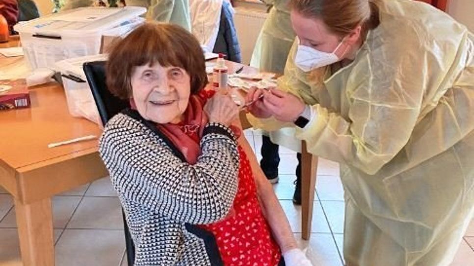 Rita Schreiber-Witte gehörte zu den ersten Bewohner:innen des Landkreises, die gegen das Coronavirus geimpft wurden.  Foto: eb